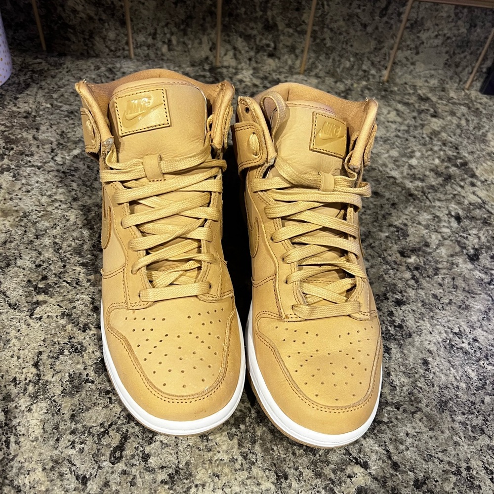 Nike Women’s Dunks High tops NWOT